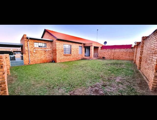 2 BEDROOM TOWNHOUSE FOR SALE IN KOOKRUS